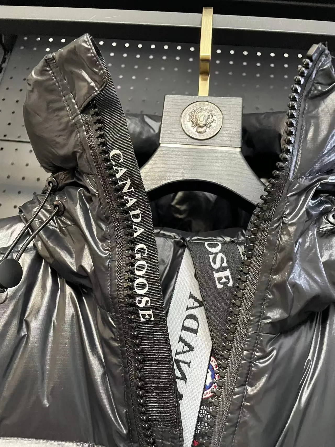 P780 Black Black Label Top Version 𝘾𝘼𝙉𝘼𝘿𝘼 𝙂𝙊𝙊𝙎𝙀/Canada Goose 2023 Limited New Crofton Puff Down Jacket Pure Guangzhou Inspection 95 White Duck Down Filling‼  Top version, ceiling level‼ Crofton soft bread, the latest style in 2023, has a cold protection effect of up to level 4. It is made of recycled Feather-Light tear-resistant fabric. It is ultra-light and has no weight on the upper body at all! The unique black label highlights your temperament‼  Canada Goose, a Canadian brand, has always been recognized as the warmest down jacket. Various Instagram celebrities, Internet celebrities, and celebrities often wear it for street photos. I do Canada Goose every year, but I still can’t get rid of my love for geese. No matter how cold the winter is, there is no need to be afraid, because there are geese! Filled with 80% white duck down, Canada Goose is the legendary warmest down jacket and is known as a must-have for Arctic outdoor sports! The most popular down jacket in the world, celebrities are rushing to buy it, it is a must-have! Same style for men and women Size: S-XXL
